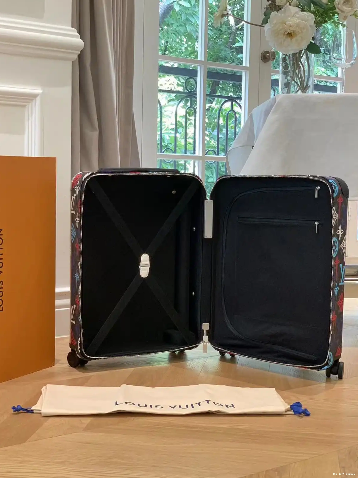 37L GRAFFITI CUSTOM SUITCASE HORIZON CABIN 55 0518